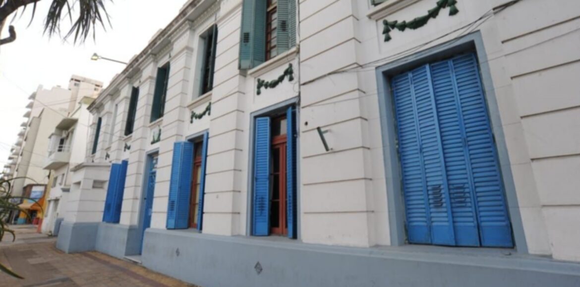 Demoran a titular de una comisaría platense acusado de irregularidades en el cobro de adicionales