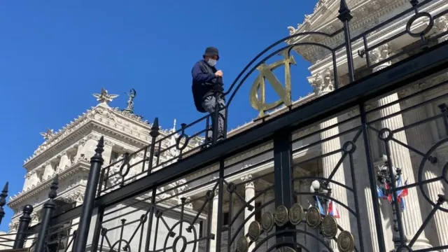 Video: Se trepó y encadenó al Congreso para que el Gobierno deje de «controlarnos la mente» con «armas psicotrónicas»