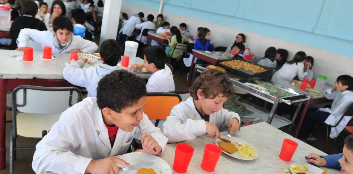 Presentan campaña y acción judicial para modificar el sistema alimentario escolar en CABA