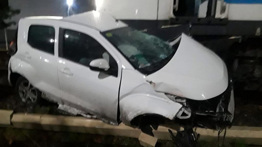 El tren Sarmiento opera reducido por un auto embestido y el ramal Tigre del Mitre está interrumpido