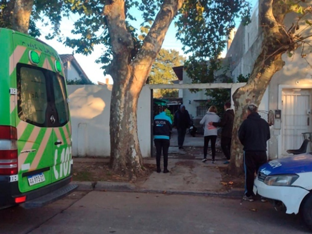 Una mujer murió asfixiada cuando se enganchó la bufanda en una máquina amasadora