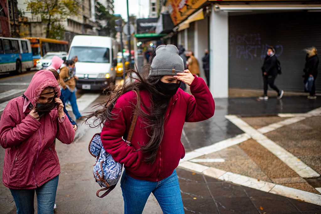 Emiten un alerta por vientos con fuertes ráfagas para el centro, este y sudeste de Buenos Aires