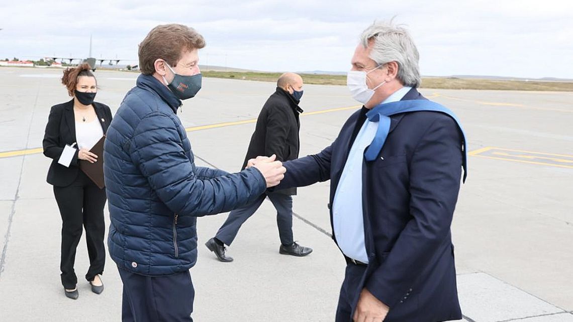 El Presidente entrega créditos en Ushuaia y visita el Monumento a los Héroes de Malvinas