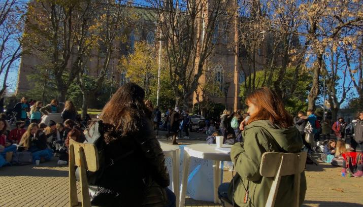 Alumnos del normal 1 realizaron una sentada en protesta por las pésimas condiciones de infraestructura en las que estudian