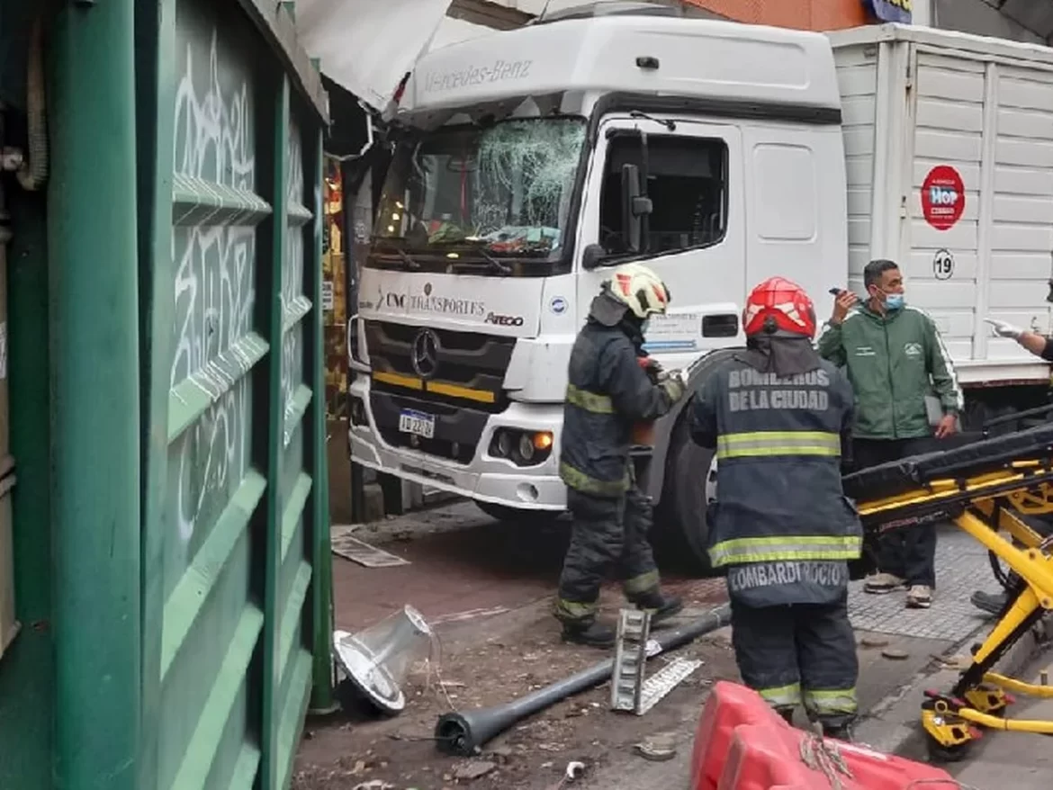 Un herido al chocar un auto y un camión en el barrio porteño de Flores