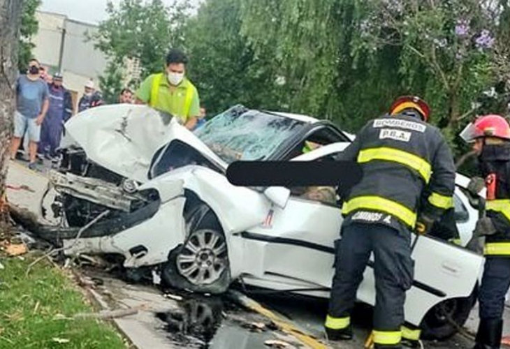 Dos heridos al chocar un auto contra un árbol en Haedo