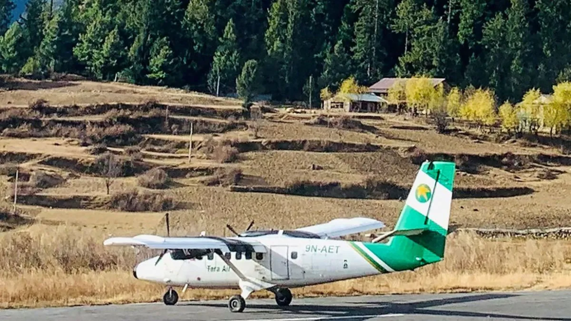 Recuperan 16 cadáveres entre los restos del avión que se estrelló ayer en Nepal