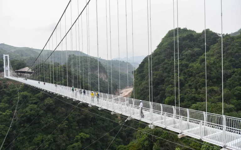 Vietnam inauguró un espectacular puente de cristal entre dos montañas￼