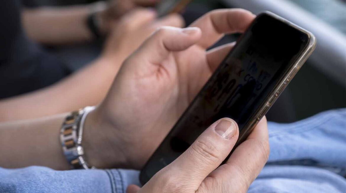 Su mamá murió, le escribió al celular y recibió una respuesta que se volvió viral