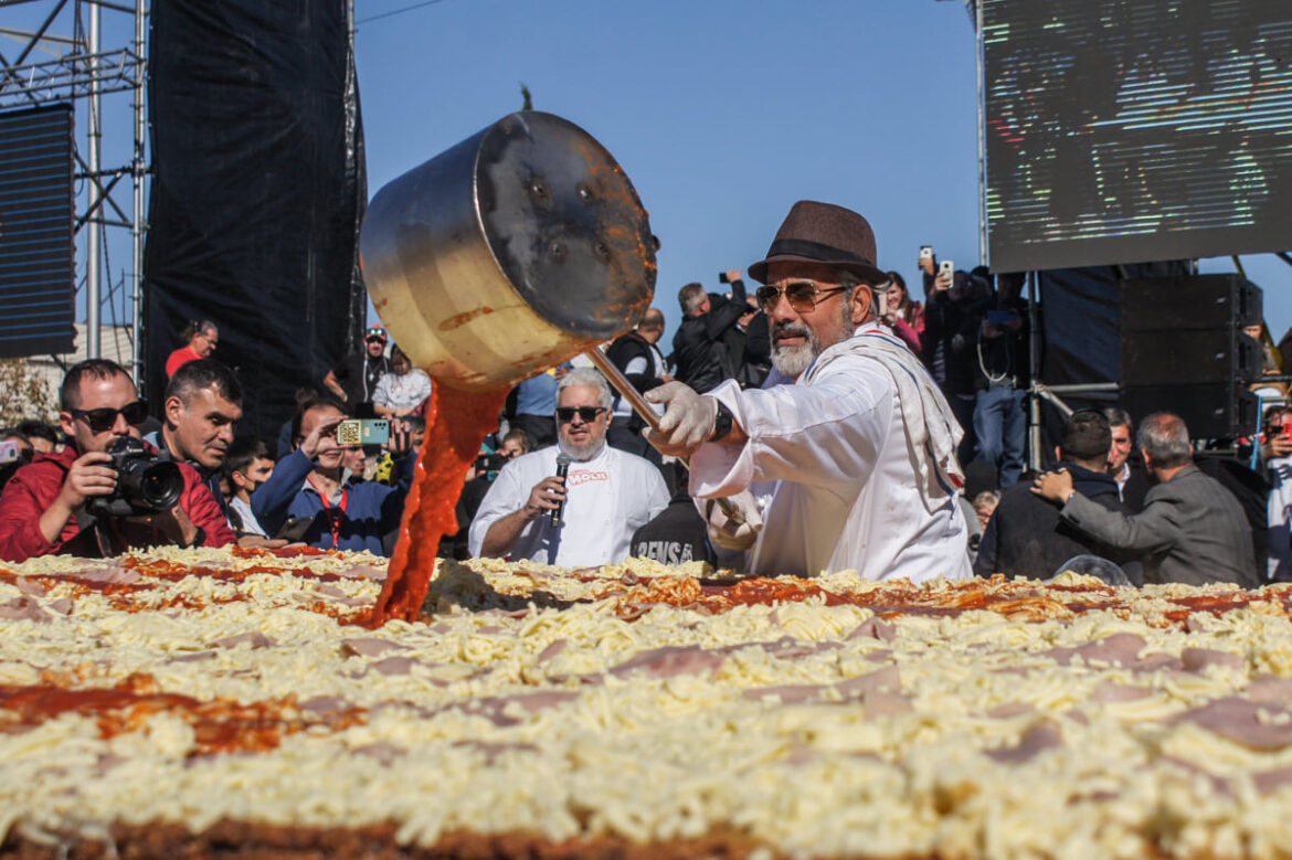 Cocinaron la milanesa a la napolitana «más grande del mundo» en Luján￼