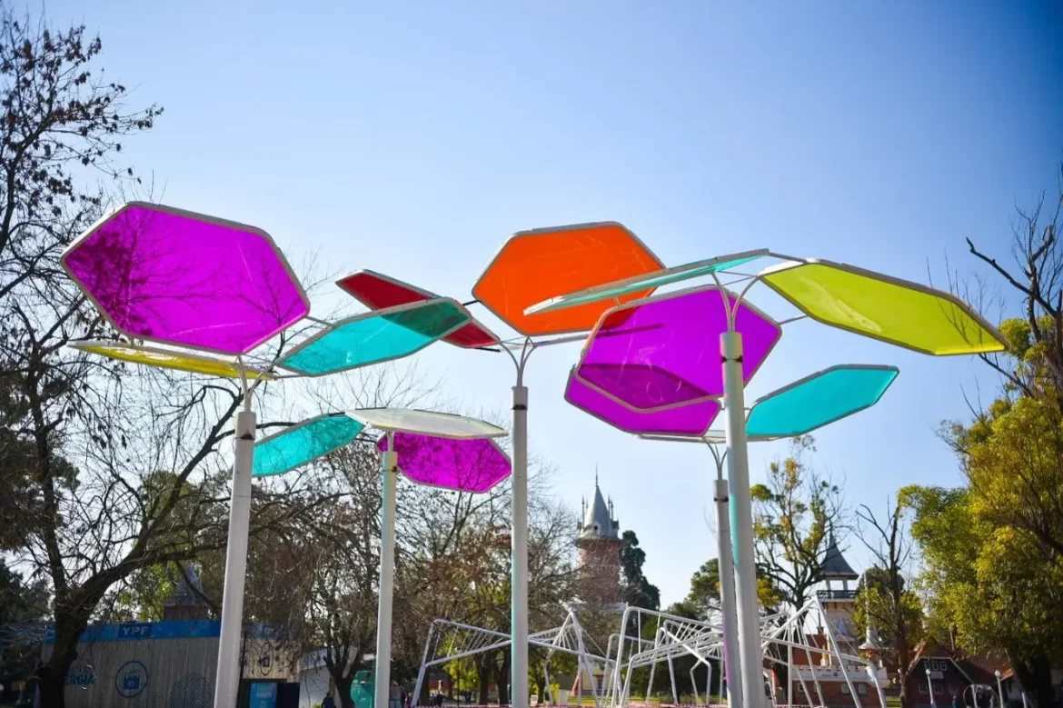 La Plata: Efectos lumínicos, paneles y hamacas LED avanza la novedosa Plaza de la Energía en la ‘Repu’