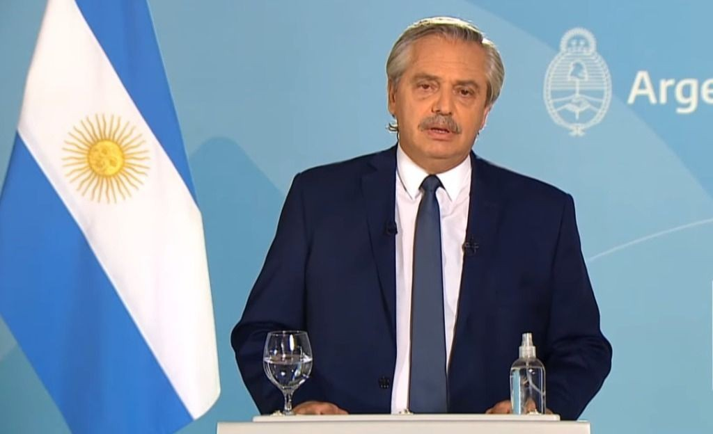 El Presidente encabeza el acto por el Día de la Bandera con alumnos en el CCK