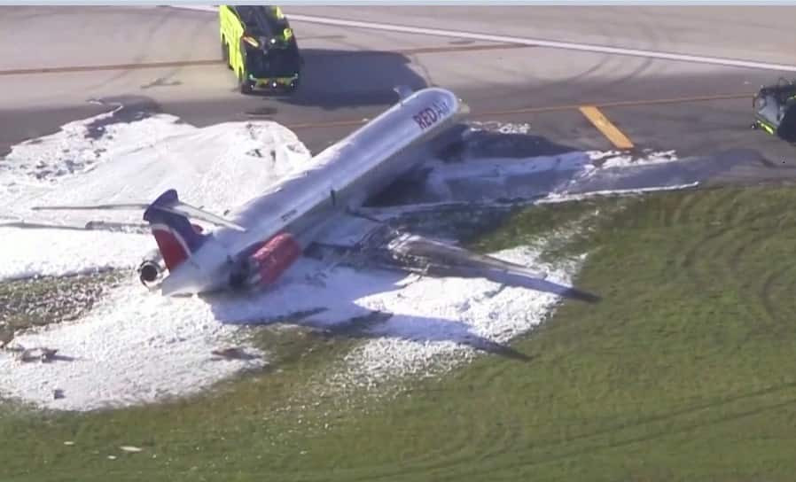 Tres heridos al chocar e incendiarse un avión cuando aterrizó en el aeropuerto de Miami