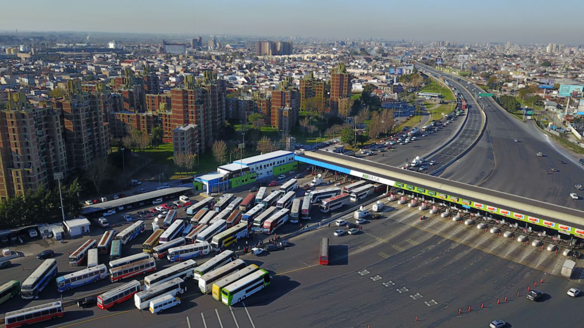 Seis horas de protesta de choferes de micros genera colapso en la autopista Buenos Aires-La Plata