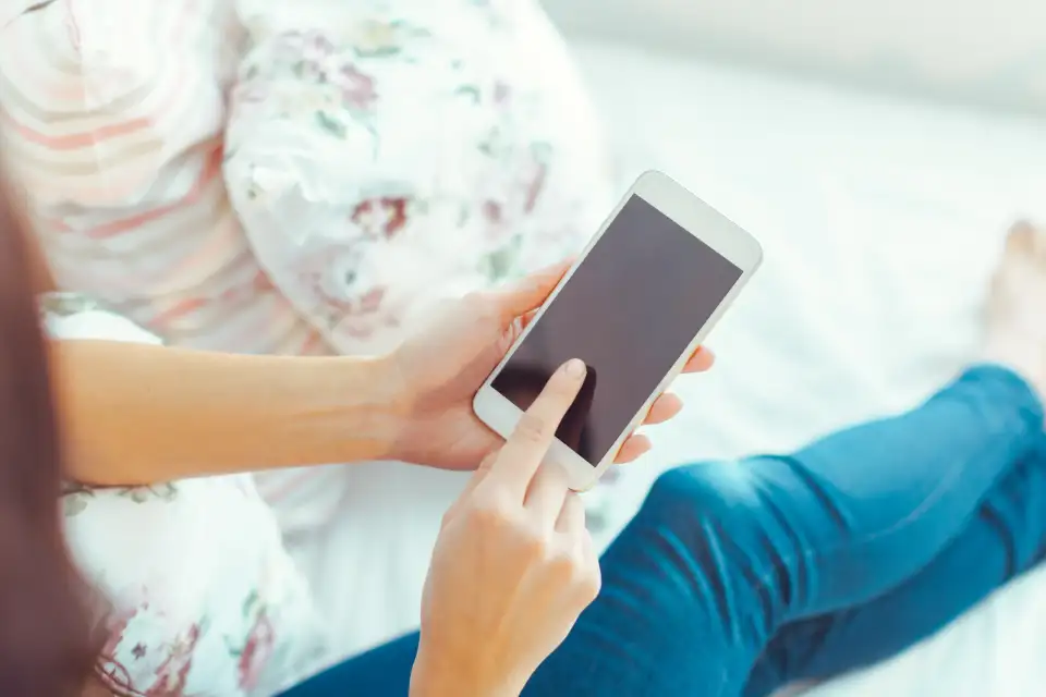 Encontró un video en el celular de su marido abusando de su hija de 7 años