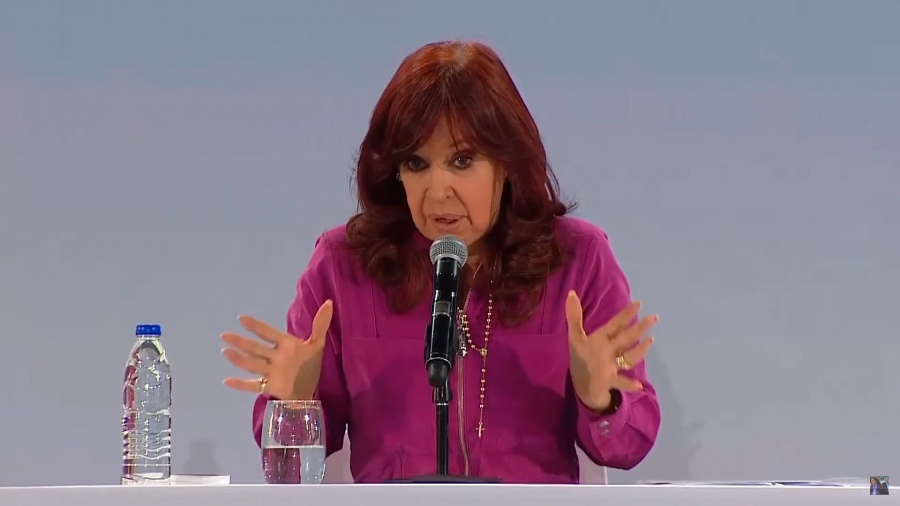 Cristina pidió «un gran acuerdo de todas las fuerzas políticas» para recuperar el salario