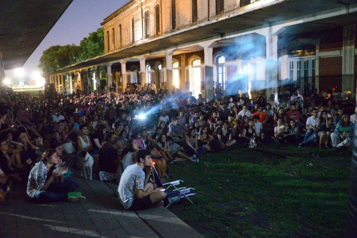 La Plata: Con proyecciones todos los días, montan salas de cine móvil en instituciones barriales