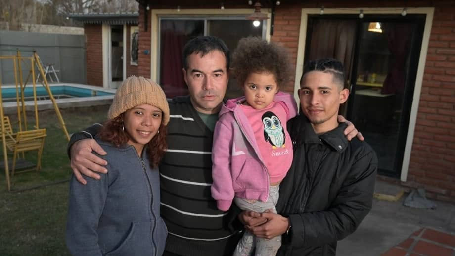 Un policía rescató y alojó en su casa a un matrimonio y a su hija que «hacían dedo» para volverse a Venezuela