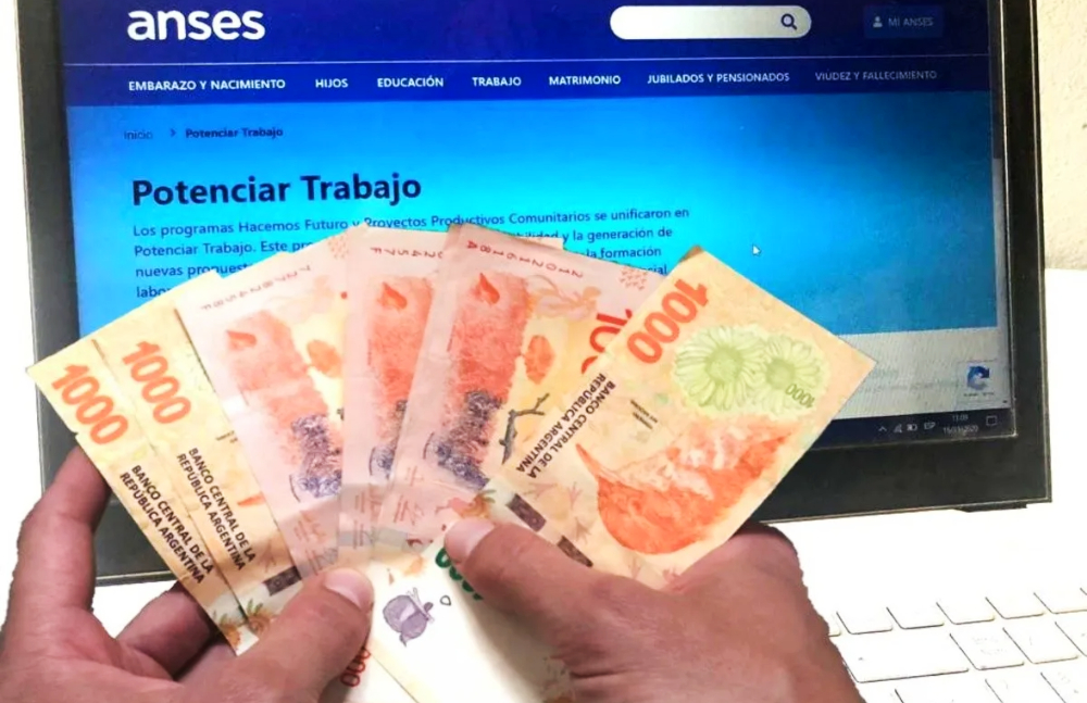 El presidente anunció un bono de 11 mil pesos que se pagará el 5 de agosto a los beneficiarios del programa potenciar trabajo