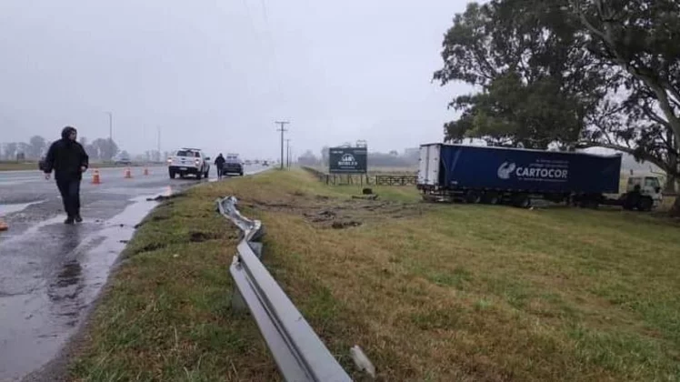 Un camión volcó en la Ruta 2 y el conductor murió decapitado