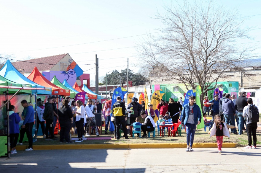 La Plata: El “Barrio x Barrio” benefició a cientos de familias que se acercaron a las postas municipales