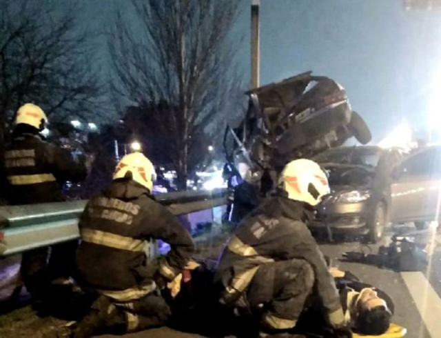 Impresionante accidente en la General Paz chocaron dos autos y uno terminó encima del otro