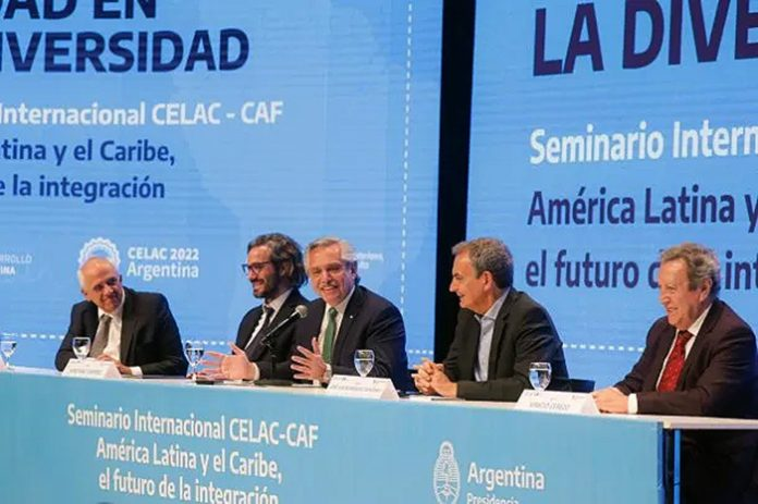 Fernández llamó a institucionalizar la Celac y pidió cese de bloqueos a Cuba y Venezuela
