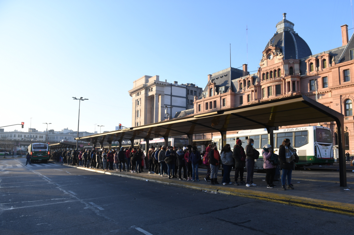 Los colectivos volvieron a dejar de circular anoche en el AMBA y hoy mantienen frecuencias reducidas