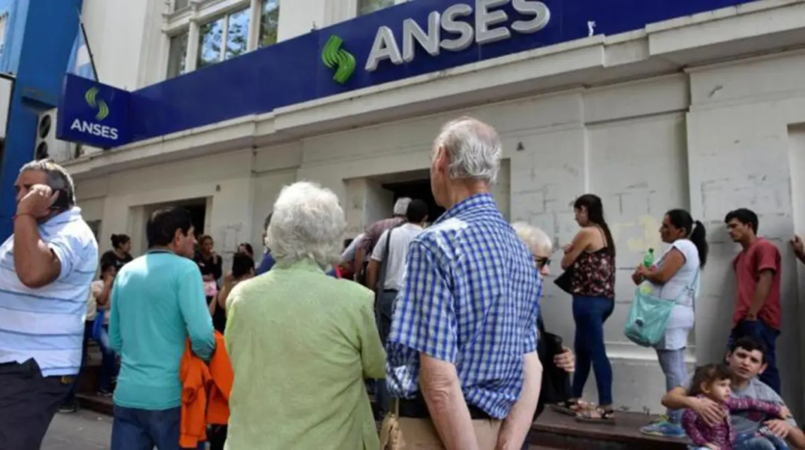 Cobran hoy los jubilados y pensionados con ingresos superiores a $ 42.178 y DNI terminado en 0 y 1