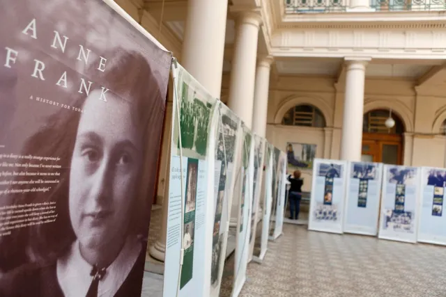 Inauguraron en el rectorado de la UNLP una nuestra que recorre la historia de Ana Frank