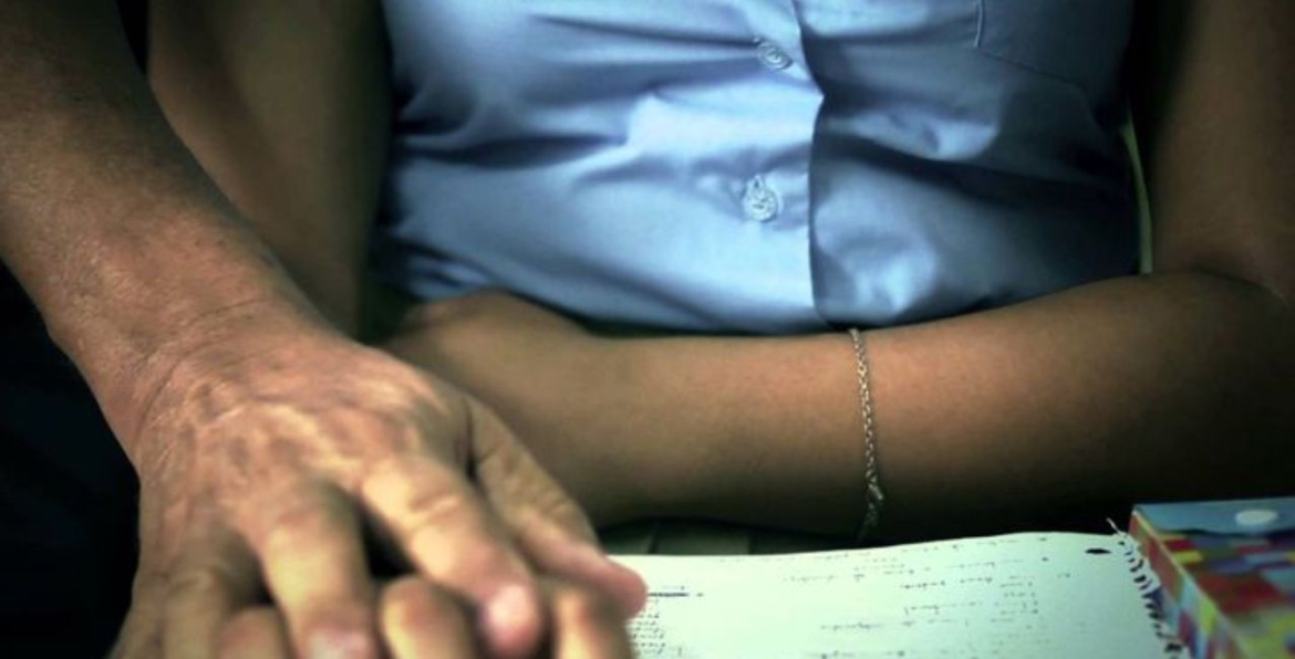 Un profesor llevaba a una alumna a un hotel alojamiento después de clases para abusar sexualmente de ella