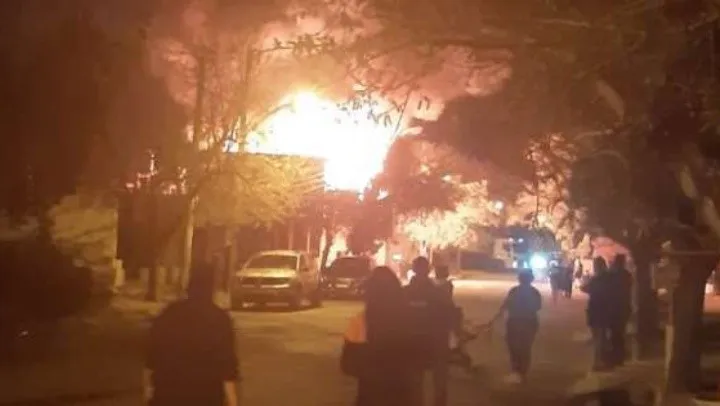 Un hombre prendió fuego la casa de su ex con su familia adentro