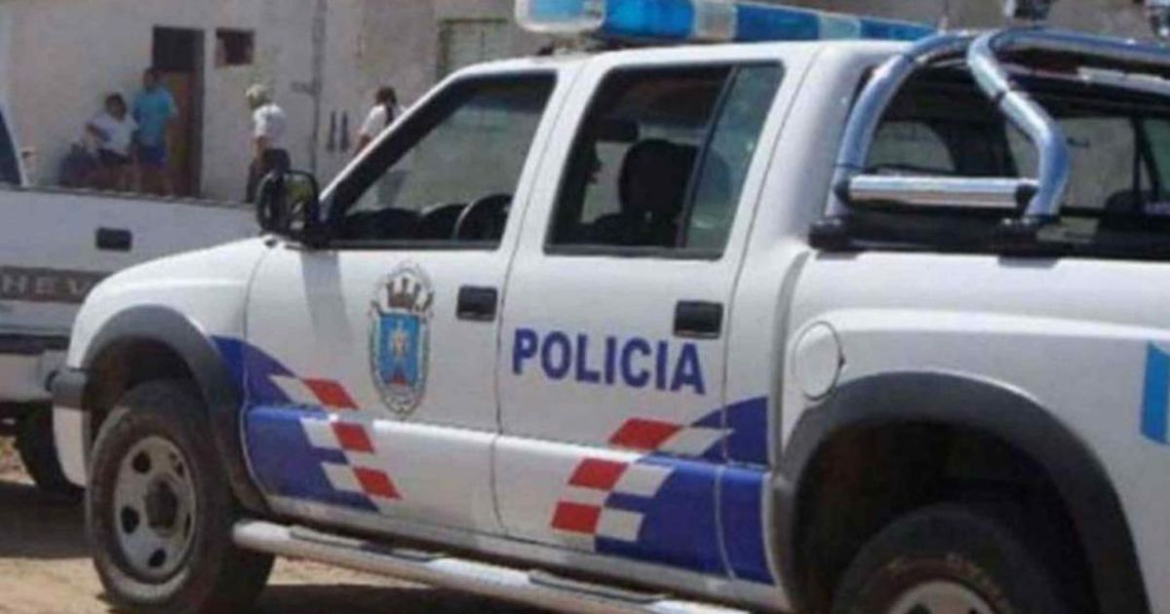 Un hombre intentó abusar de su expareja y ella lo corrió a mazazos: terminó desnudo en la calle