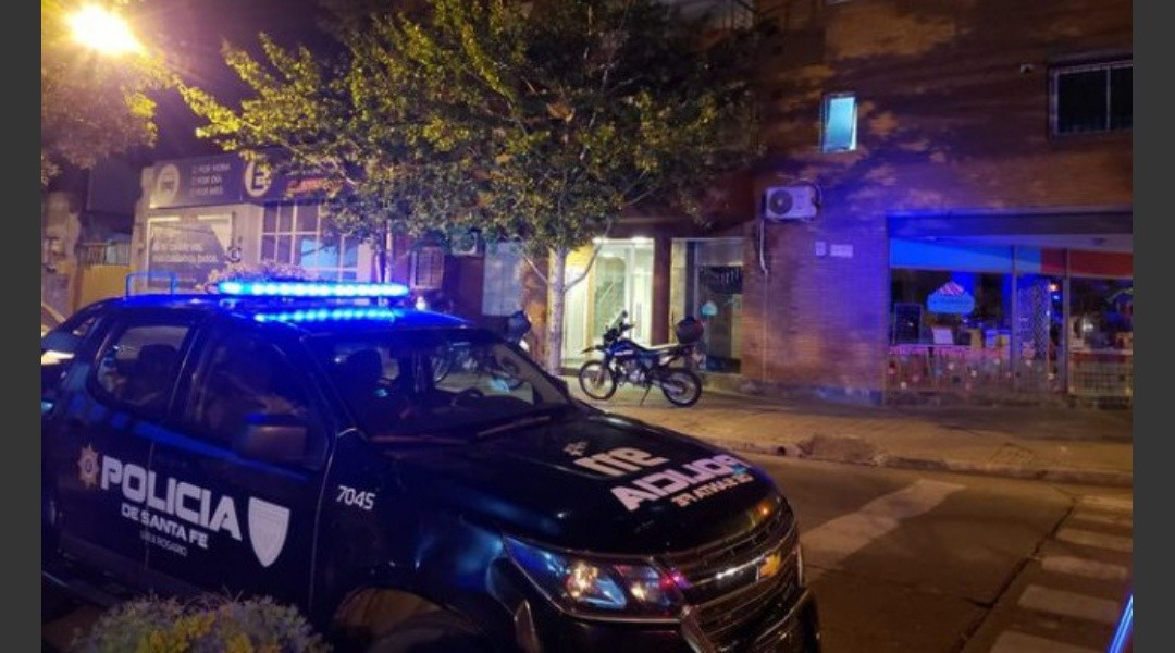 Hallan a una mujer asesinada a puñaladas en su casa, buscan a su pareja