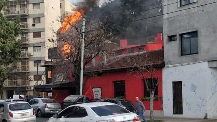 Tres personas resultaron heridas por incendio en un local gastronómico