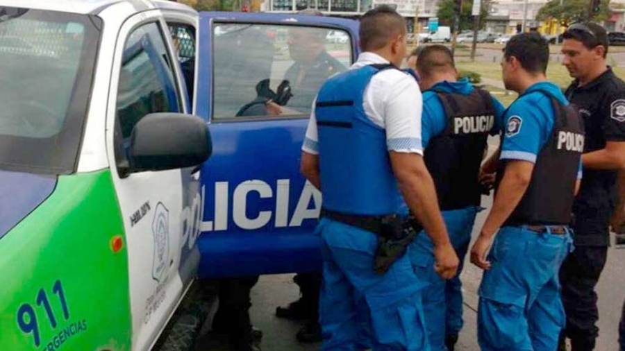 Un muerto y un detenido cuando intentaron robarles a dos policías