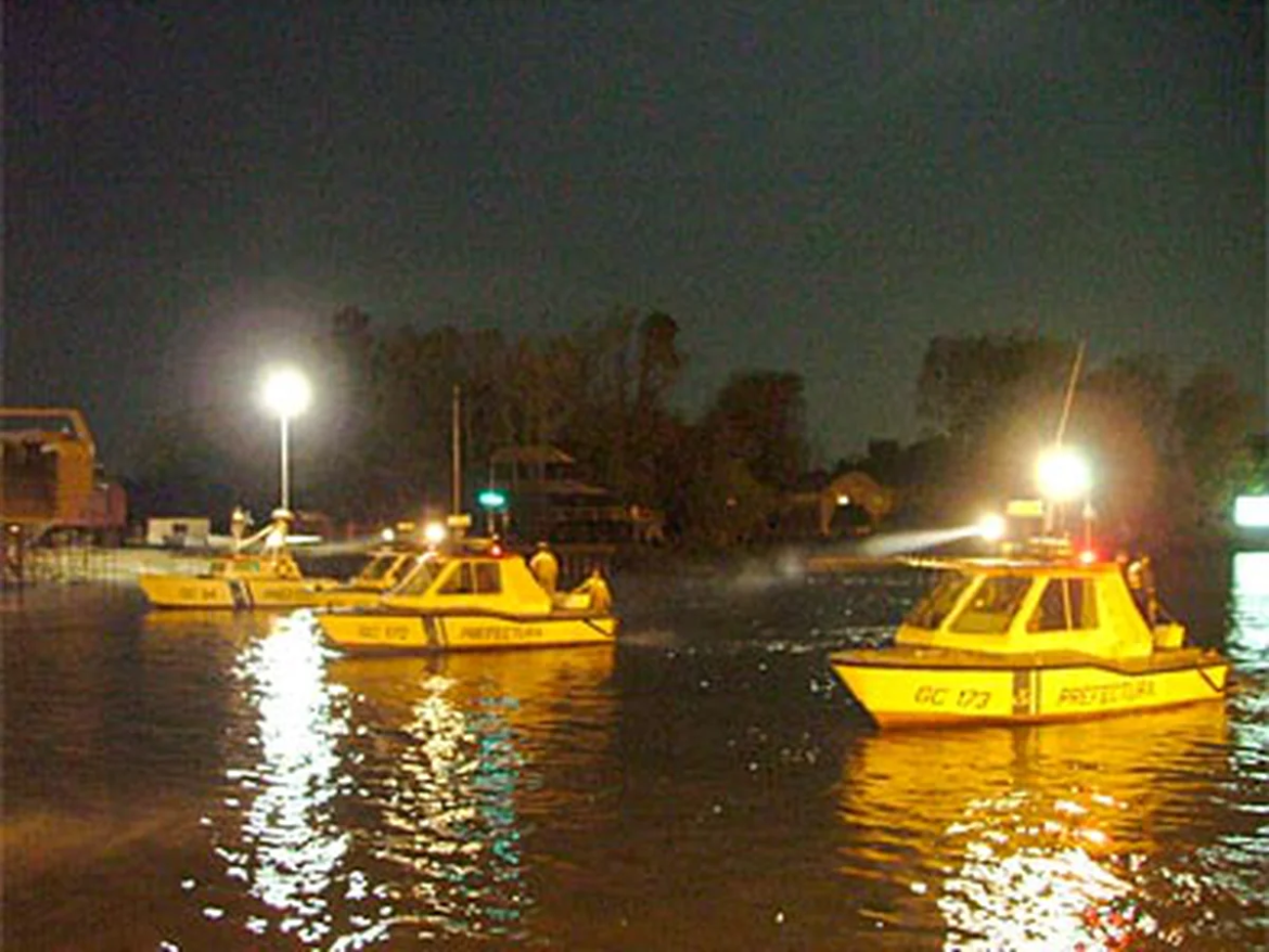 Buscan a dos personas desaparecidas en el río Luján tras el choque entre una lancha y un bote