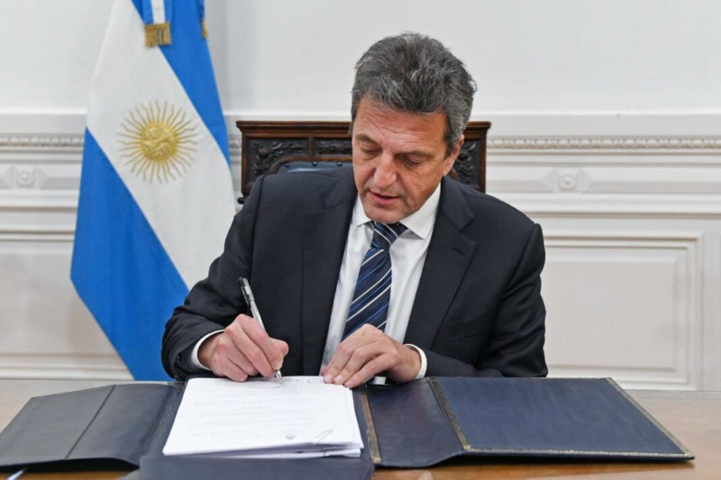 Economía realizará el martes un canje de deuda y ofrece títulos atados a la inflación o el dólar