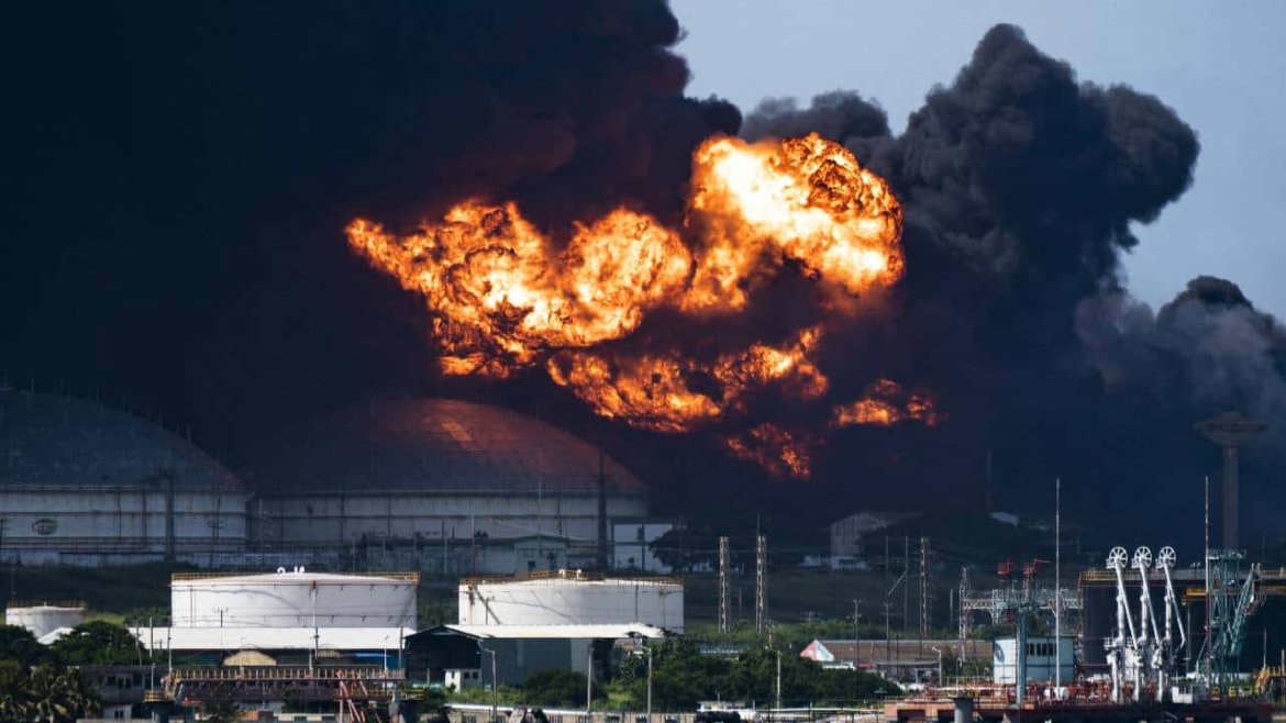 Cuba: colapsó un segundo tanque petrolero y temen que el incendio se siga propagando