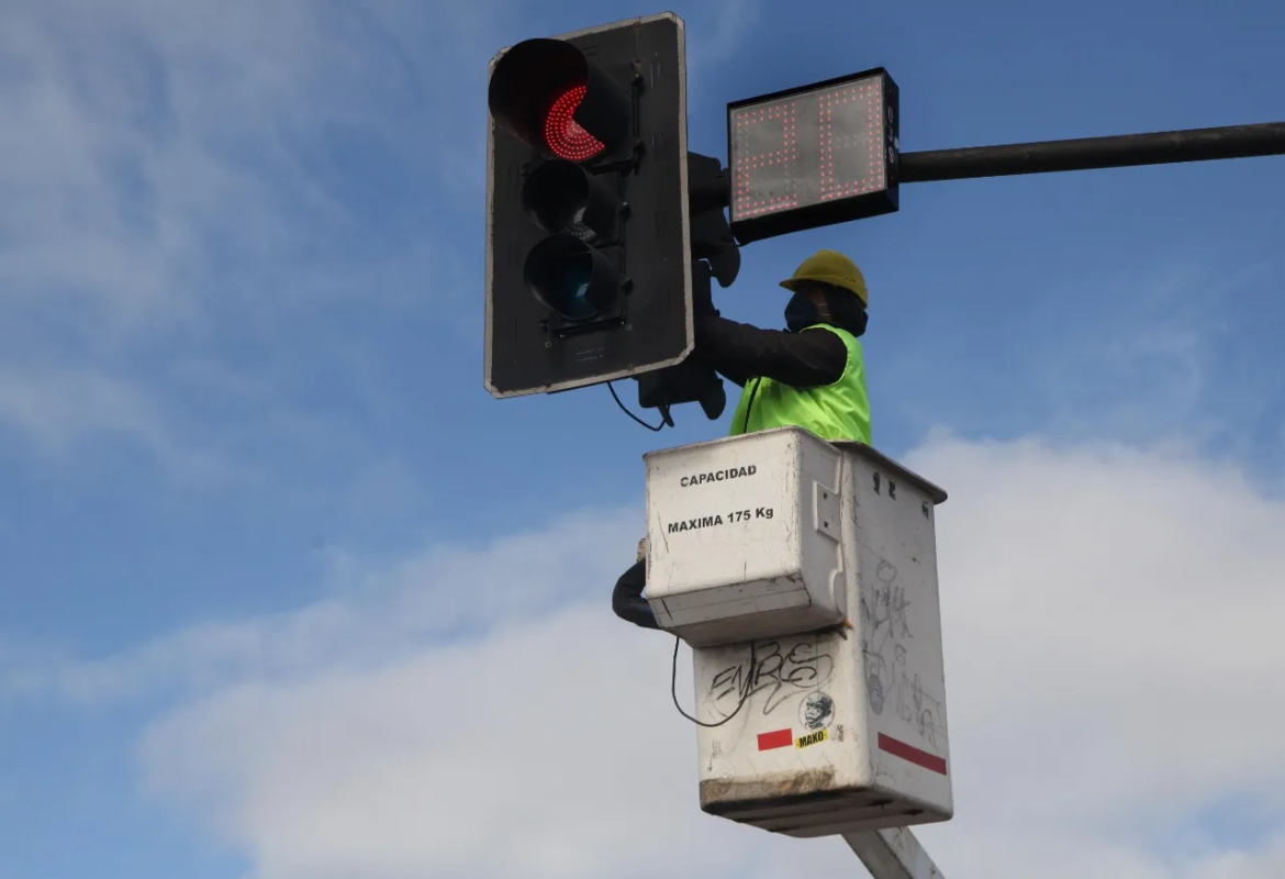 La Plata: Seguridad vial, el municipio avanza en la puesta en valor del parque semafórico de la ciudad