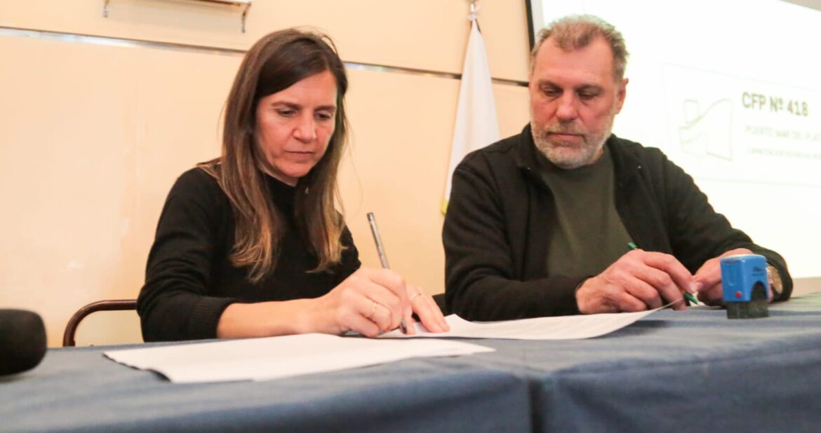 Raverta y Felizia entregaron diplomas a 83 egresados de cursos de formación en oficios portuarios