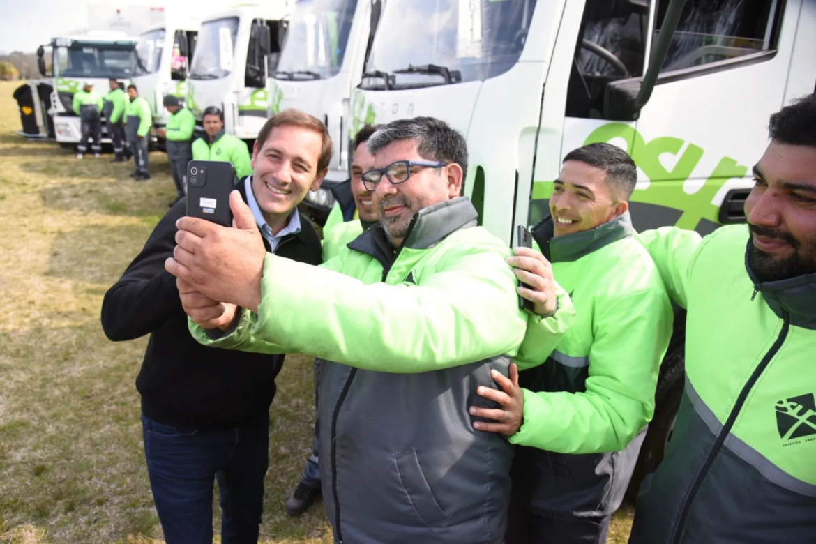 La Plata: Julio Garro presentó una nueva flota de camiones y contenedores para la recolección de residuos