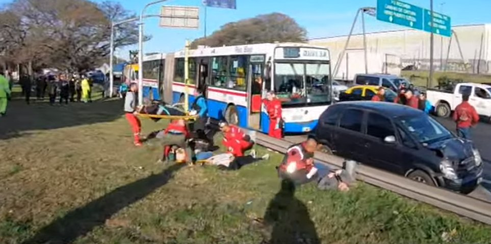 Trece personas heridas en un triple choque en la autopista Dellepiane