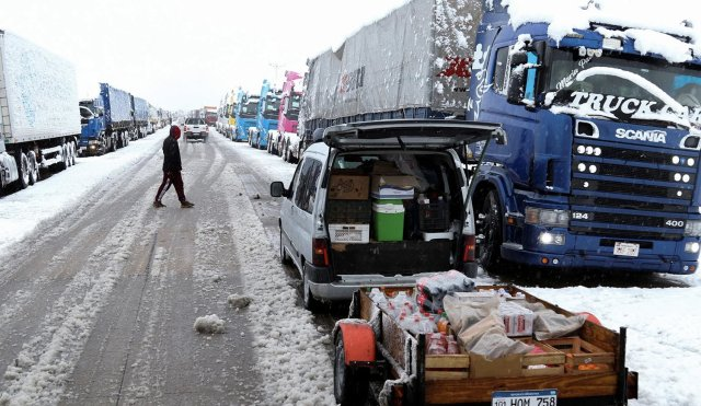 Por las nevadas intensas escoltaron a alumnos, docentes y turistas para bajar de las Altas Cumbres