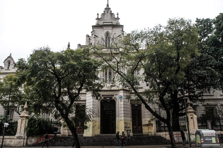 Comunidad educativa realiza abrazo simbólico al Normal 1 para reclamar ante reiterados robos