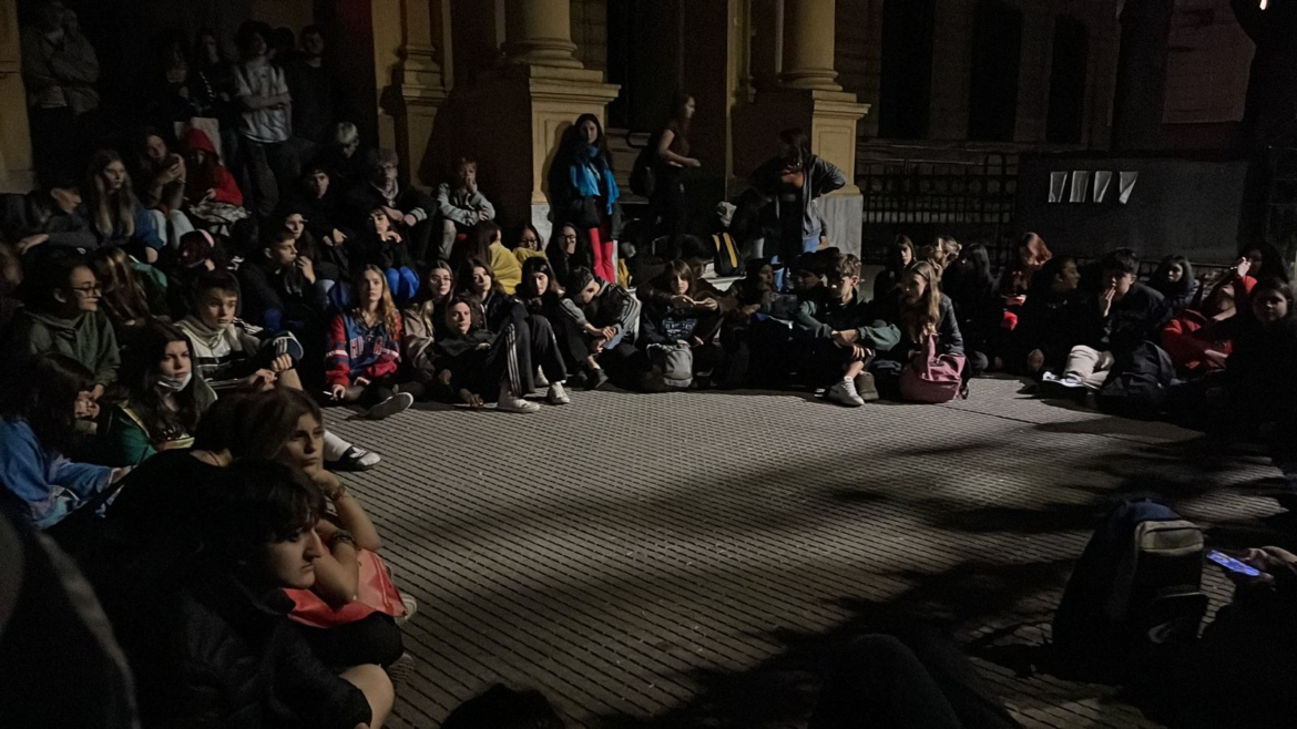 Sigue la toma del Mariano Acosta hasta el mediodía en reclamo de viandas y mantenimiento edilicio