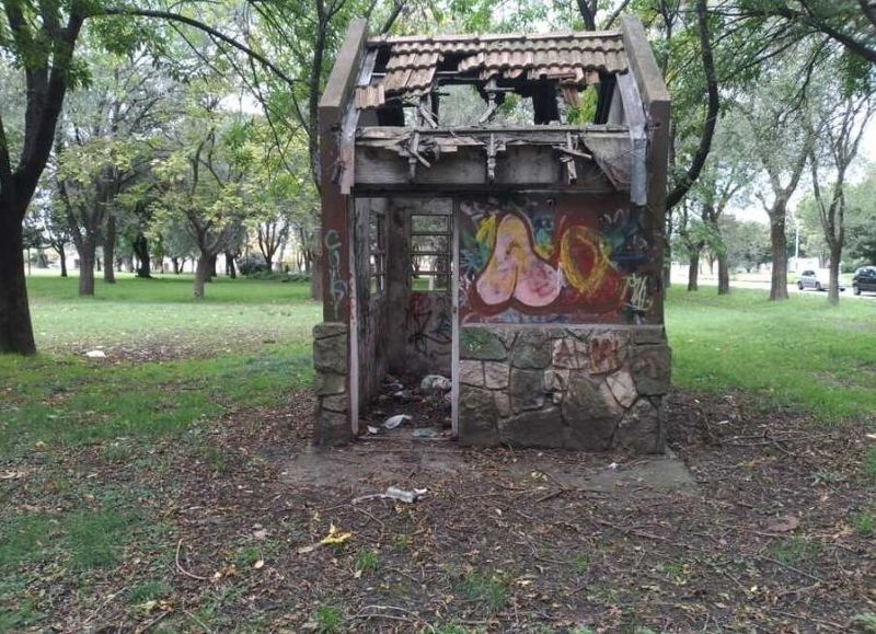 Mar del Plata: Vecinos de Punta Mogotes denuncian un abandono total de los juegos y falta de iluminación