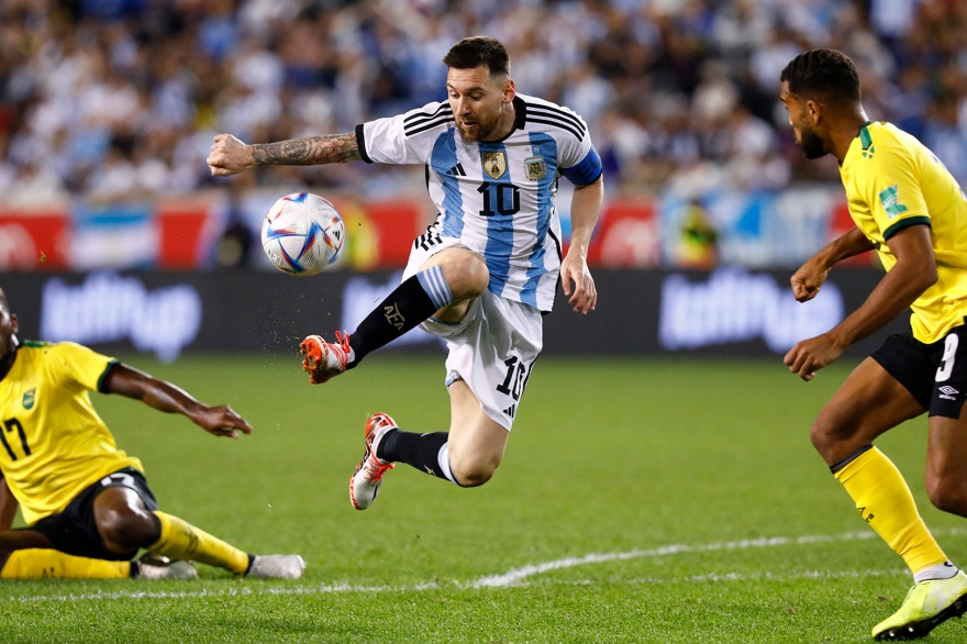 Argentina, con una ráfaga de Messi cerró su preparación premundialista venciendo a Jamaica