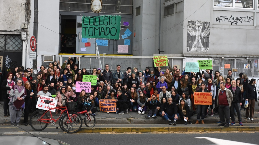 Siguen en conflicto 15 escuelas de CABA y hay paro estudiantil en el Pellegrini