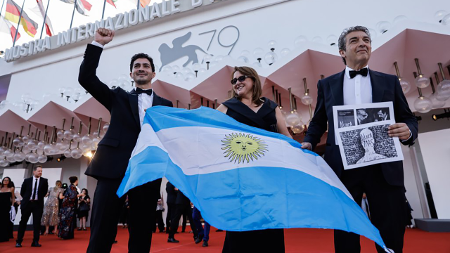 Ricardo Darín y el equipo de «Argentina, 1985″ despliegan bandera celeste y blanca en Venecia